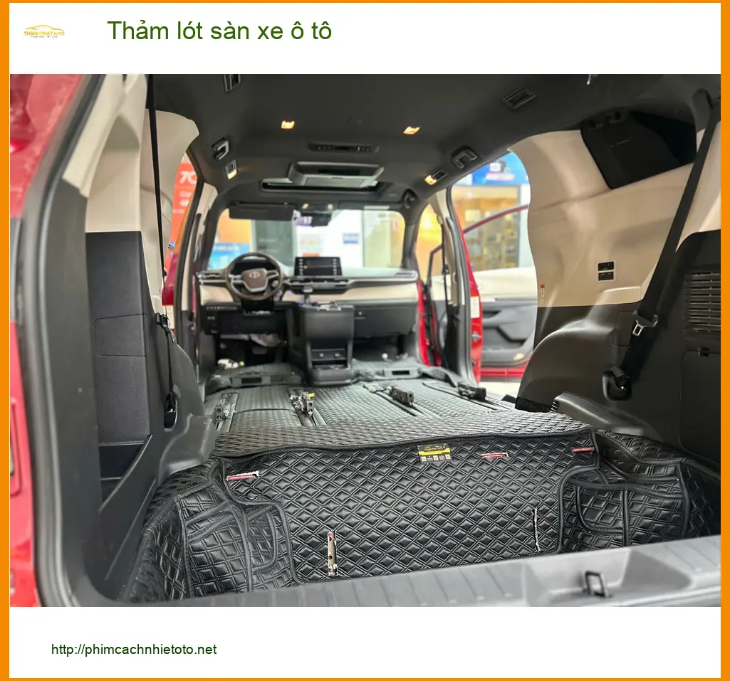 Chị Thảo lắp thảm lót sàn xe Toyota Vios tại Quận Bình Thạnh, giữ xe luôn sạch