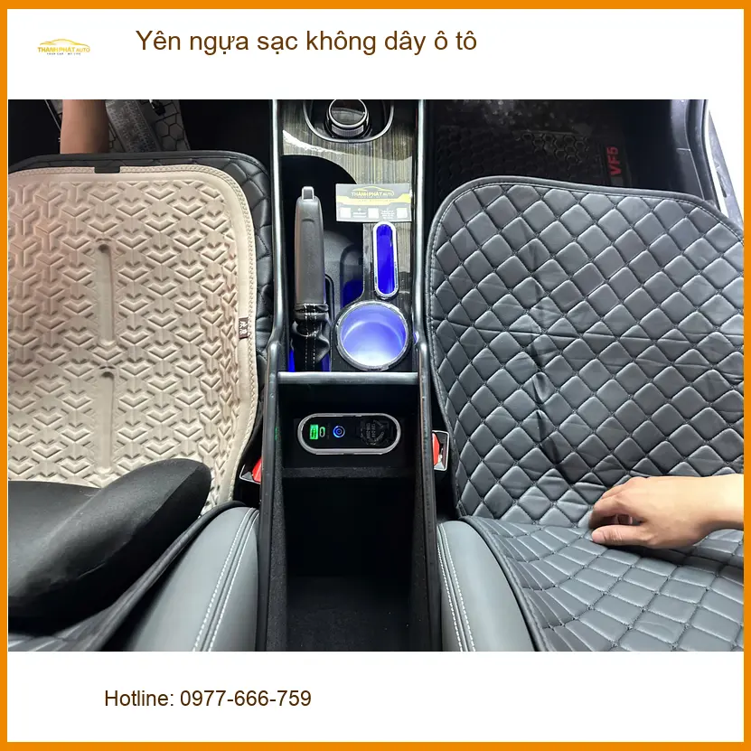 Anh Phi lắp yên ngựa sạc không dây ô tô cho Toyota Camry tại Quận Tân Bình