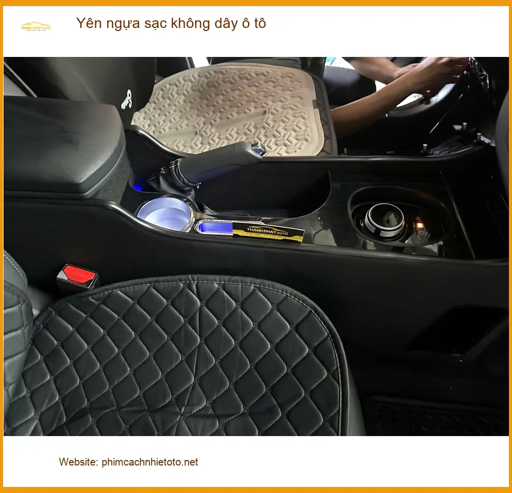 Anh Phi lắp yên ngựa sạc không dây ô tô cho Toyota Camry tại Quận Tân Bình ảnh thực tế 2