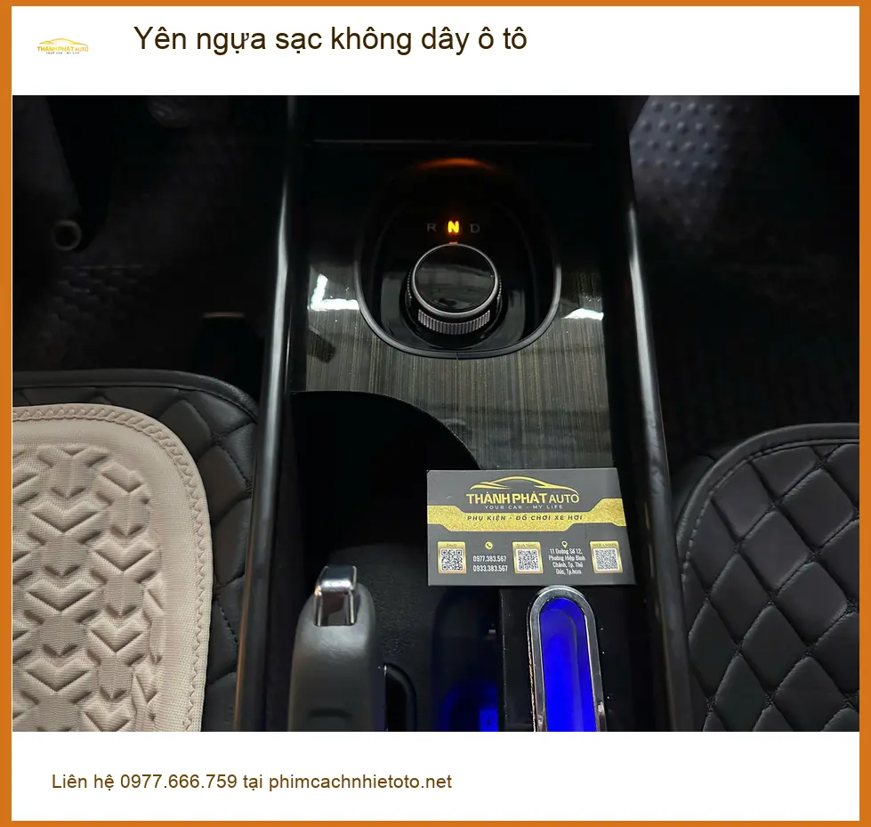 Anh Phi lắp yên ngựa sạc không dây ô tô cho Toyota Camry tại Quận Tân Bình ảnh thực tế 3