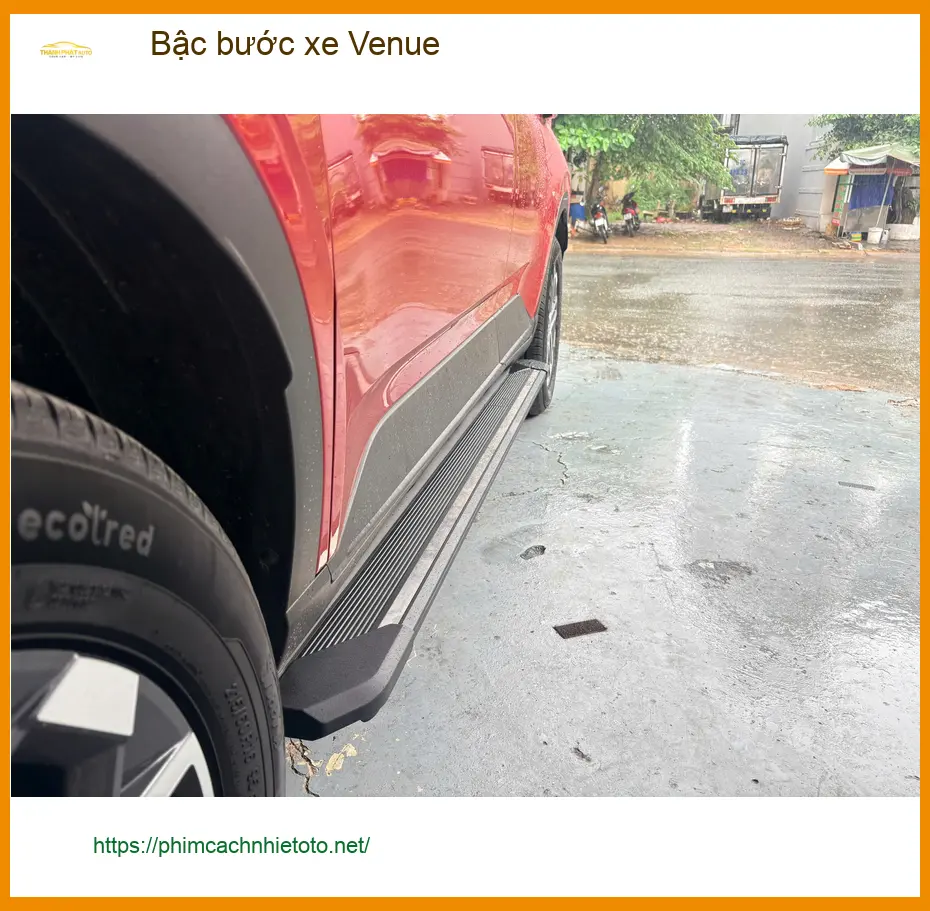 Anh Khải lắp bậc bước xe Venue tại Quận 9 tiện lợi lên xuống