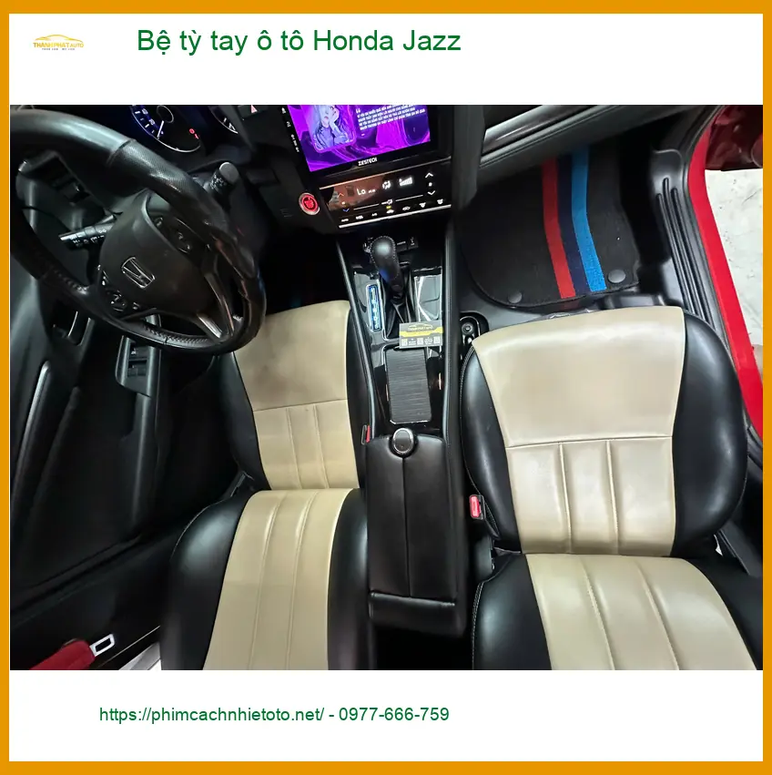 Anh Cường lắp bệ tỳ tay ô tô Honda Jazz Quận 12 để hành trình lái thêm phần tiện nghi