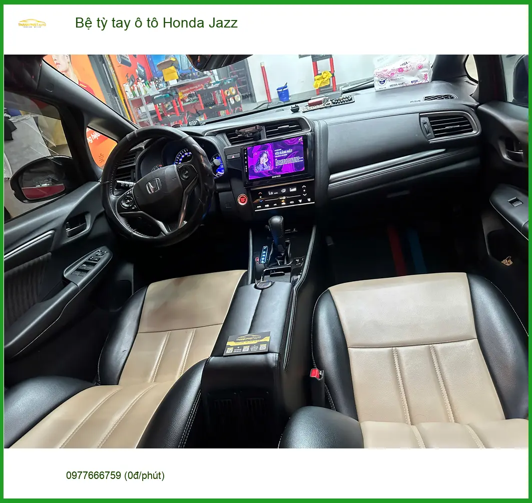 Anh Cường lắp bệ tỳ tay ô tô Honda Jazz Quận 12 để hành trình lái thêm phần tiện nghi ảnh thực tế 3