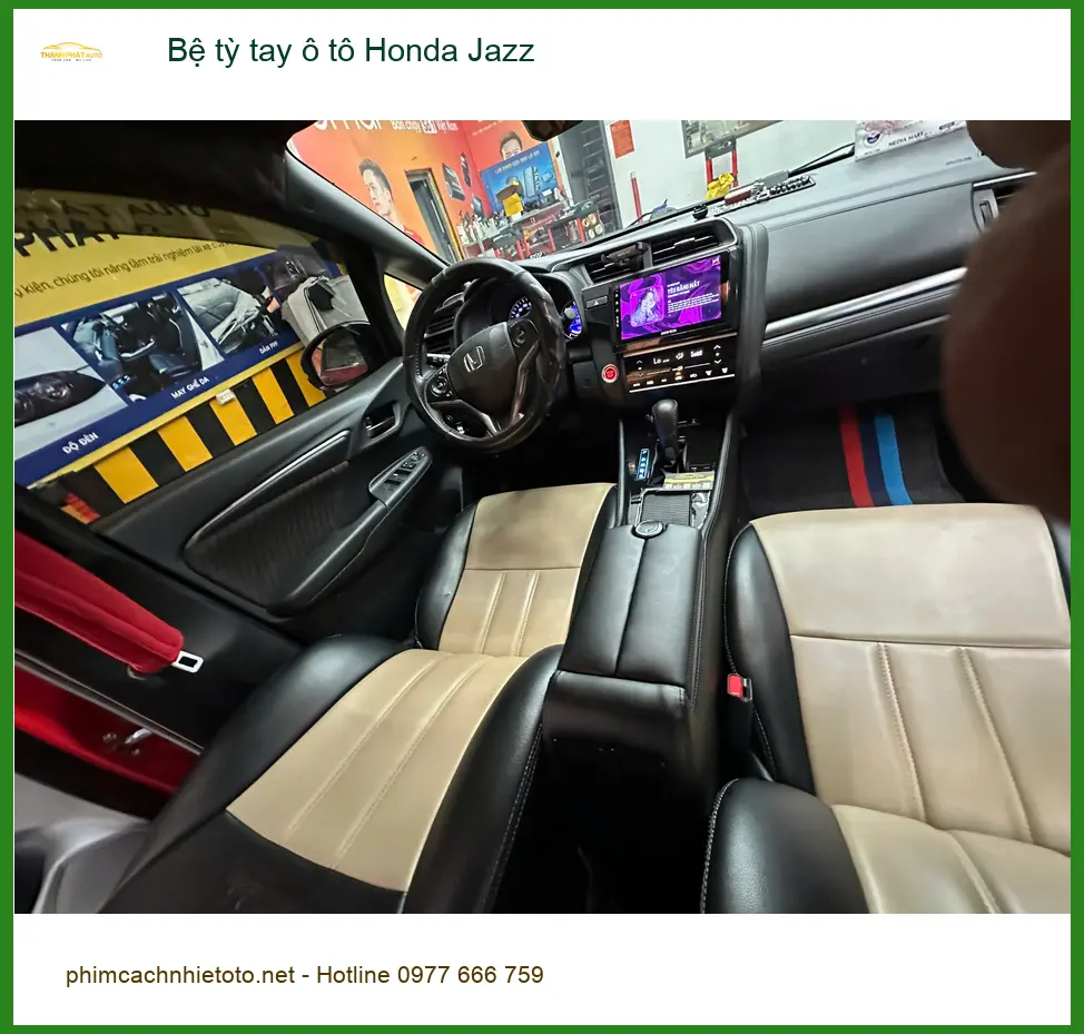 Anh Cường lắp bệ tỳ tay ô tô Honda Jazz Quận 12 để hành trình lái thêm phần tiện nghi ảnh thực tế 4