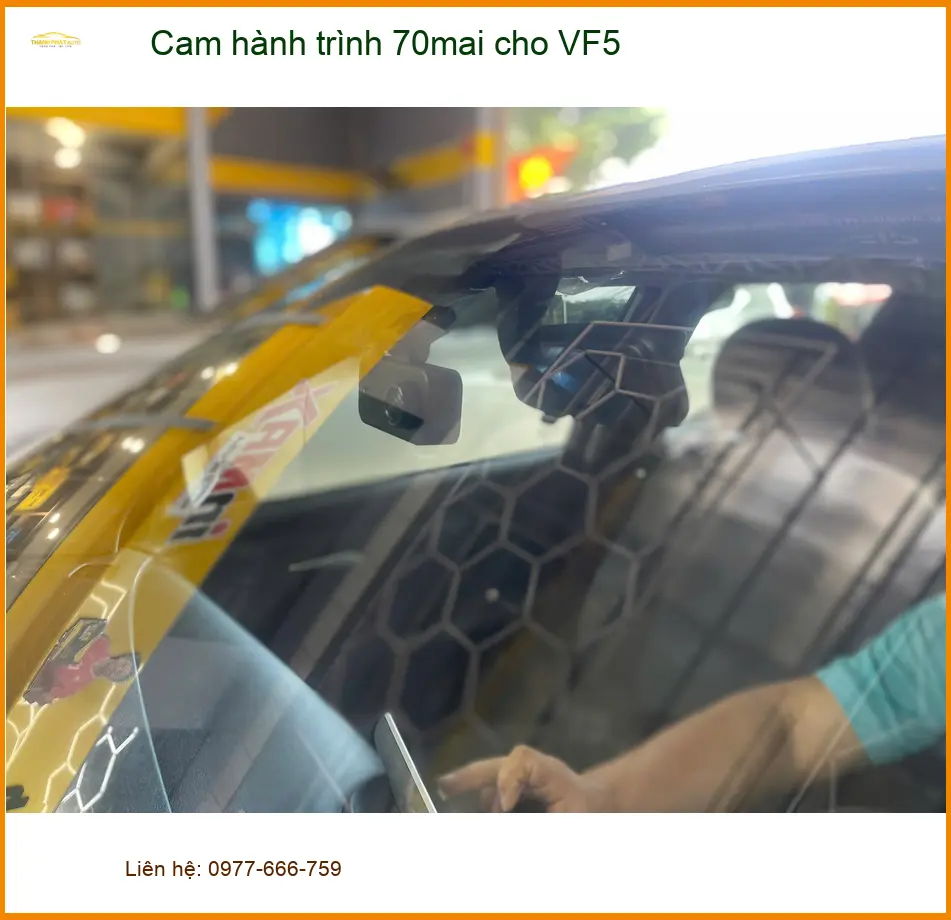 Anh Dũng lắp cam hành trình 70mai cho VF5 tại Quận 9 để an toàn hơn