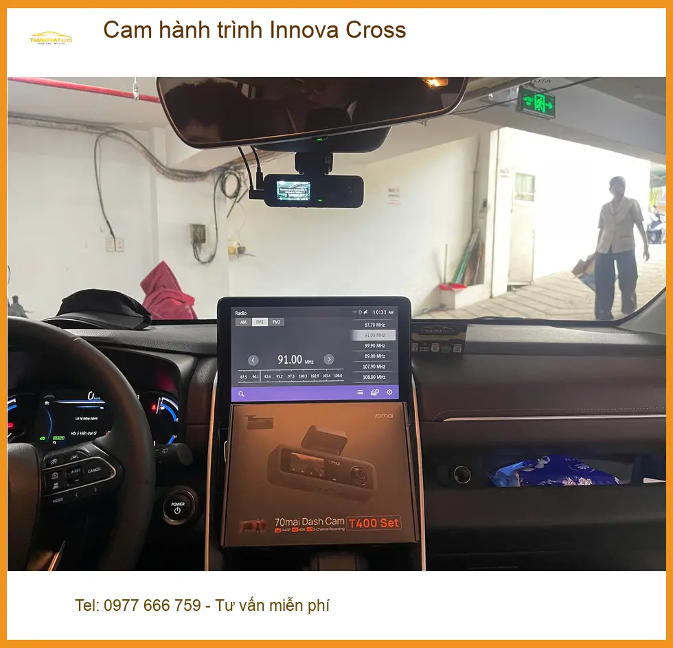 Anh Tùng lắp cam hành trình Innova Cross tại Quận 9 yên tâm lái xe