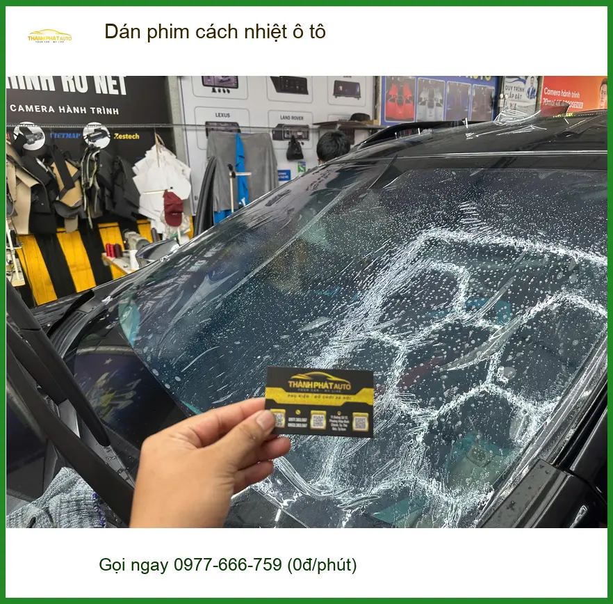Cô Hà dán phim cách nhiệt ô tô cho Mazda CX-5 tại Q.12 chống nắng gắt