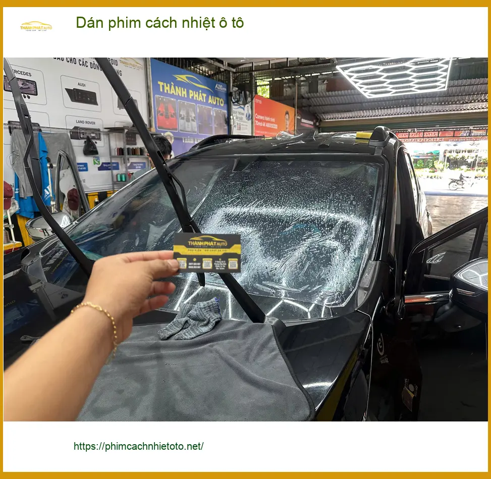 Cô Hà dán phim cách nhiệt ô tô cho Mazda CX-5 tại Q.12 chống nắng gắt ảnh thực tế 3