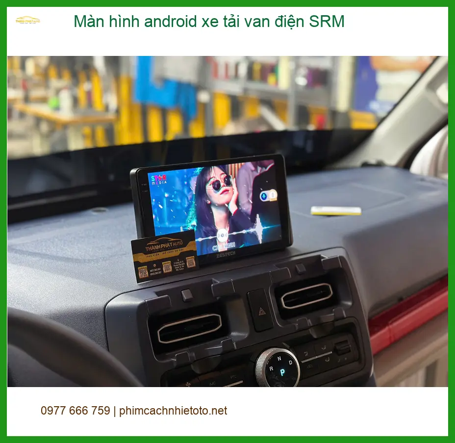 Bác Lâm lắp màn hình Android cho xe tải van điện SRM ở Quận 12