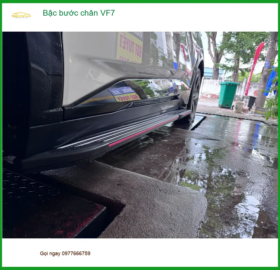 Chị Thảo lắp bậc bước chân VF7 tại Quận 9, giúp gia đình lên xuống tiện hơn