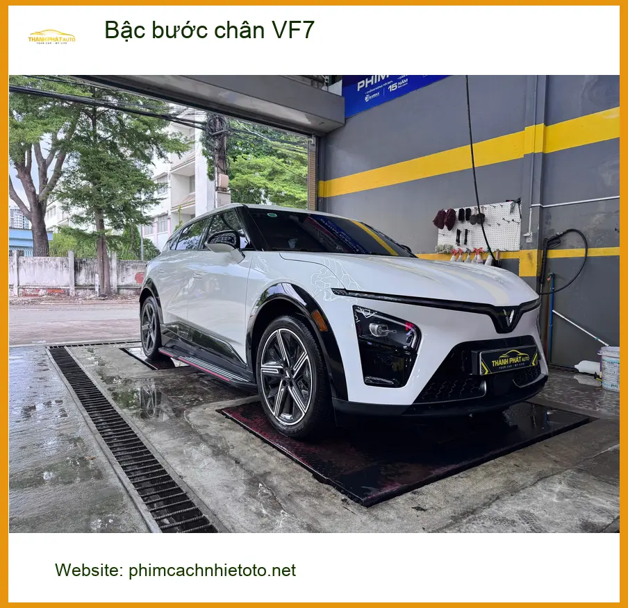 Chị Thảo lắp bậc bước chân VF7 tại Quận 9, giúp gia đình lên xuống tiện hơn ảnh thực tế 4