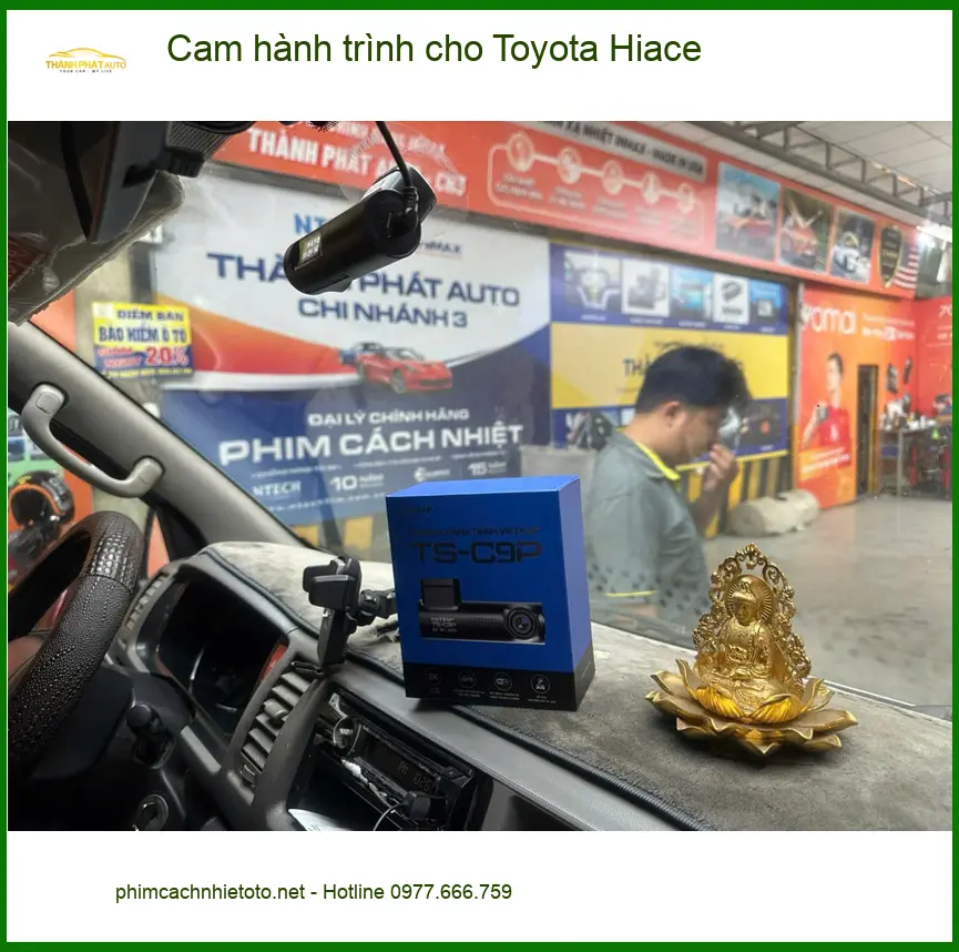 Anh Kiên lắp cam hành trình cho Toyota Hiace tại Quận 12 để an tâm lái xe đường dài