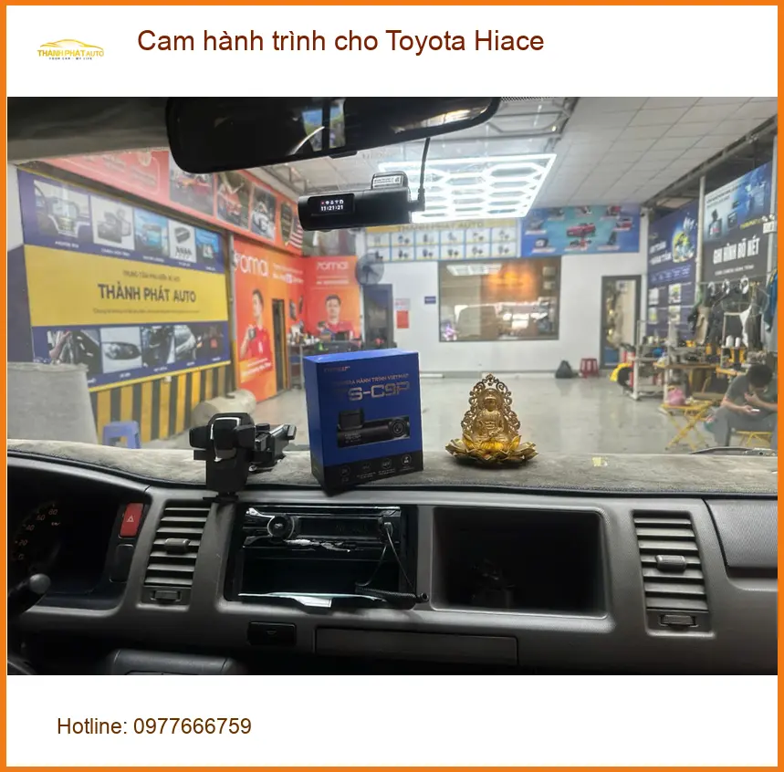Anh Kiên lắp cam hành trình cho Toyota Hiace tại Quận 12 để an tâm lái xe đường dài ảnh thực tế 2