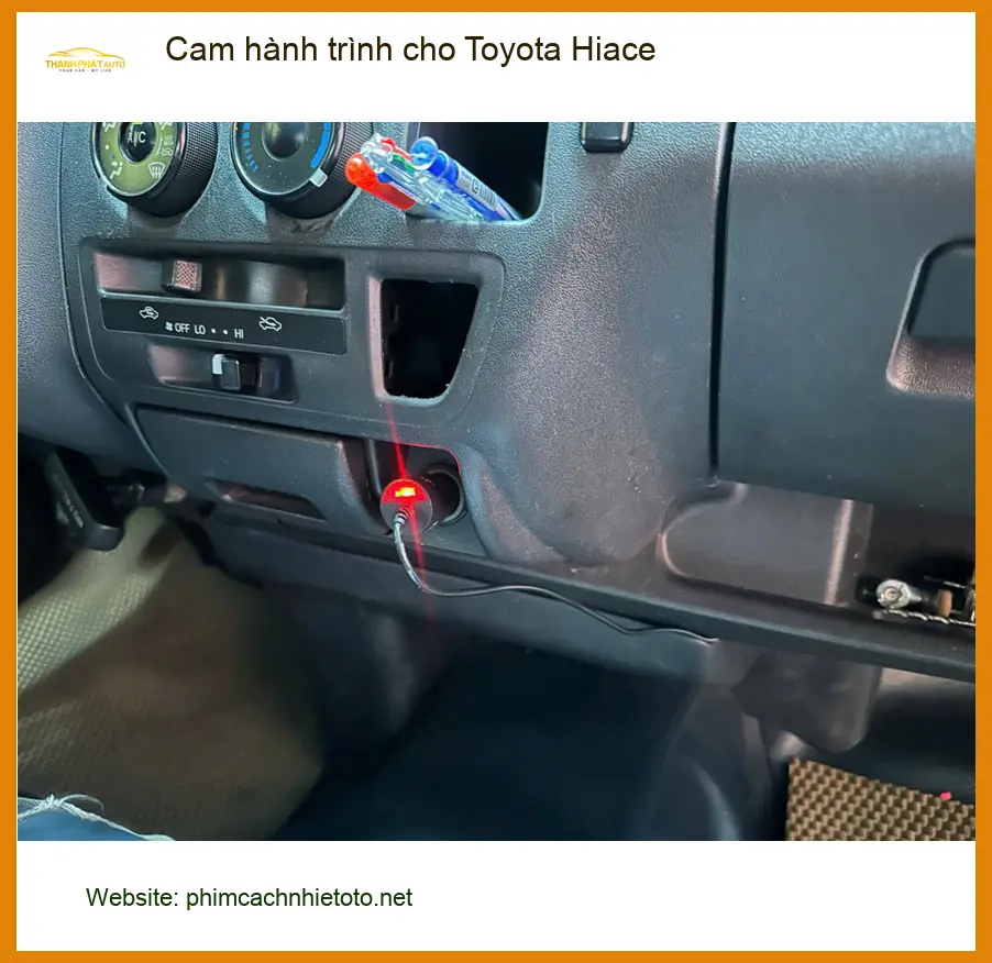 Anh Kiên lắp cam hành trình cho Toyota Hiace tại Quận 12 để an tâm lái xe đường dài ảnh thực tế 3