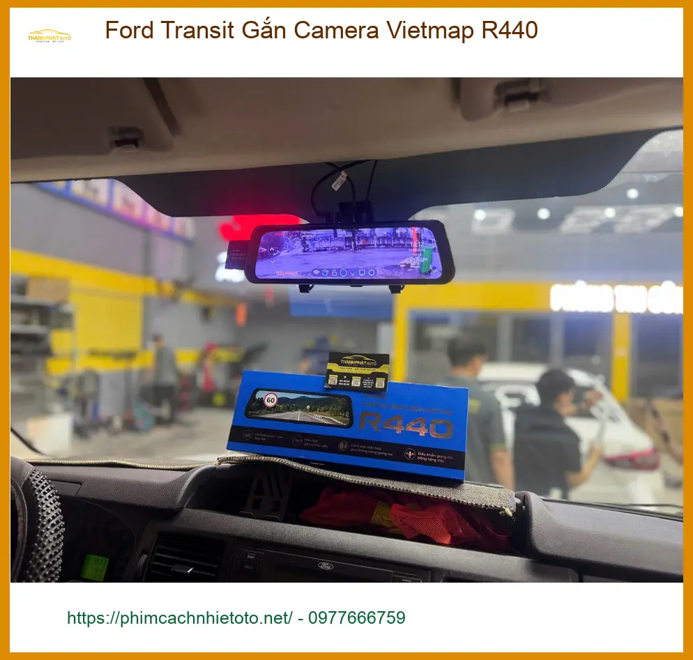 Anh Nam lắp Camera Vietmap R440 Ford Transit tại Quận 9 để tránh va chạm khi lùi.