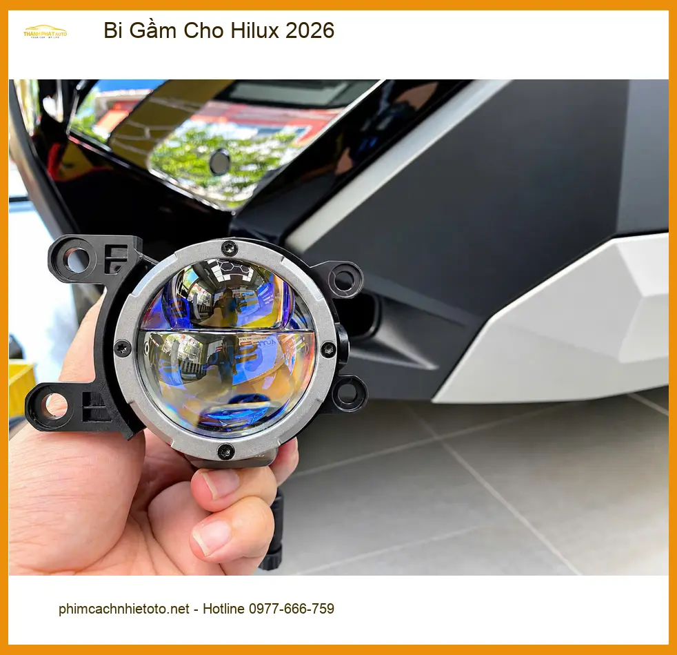 Anh Khải độ bi gầm cho Hilux 2026 tại Quận Thủ Đức để cải thiện tầm nhìn khi di chuyển đêm